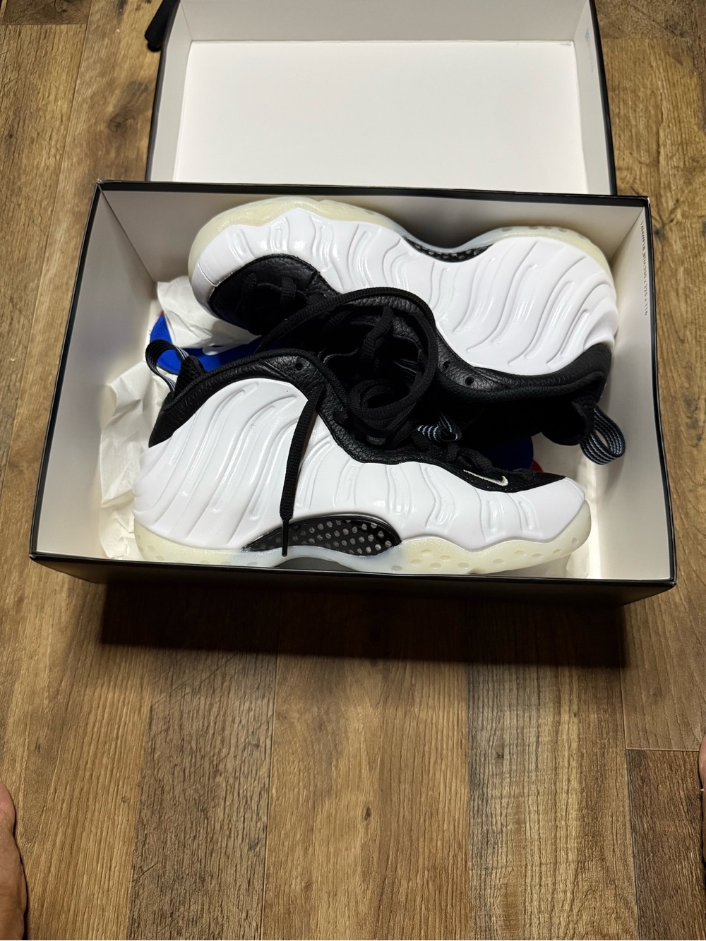 Men's White and Black Foam-Textured Casual Sneakers